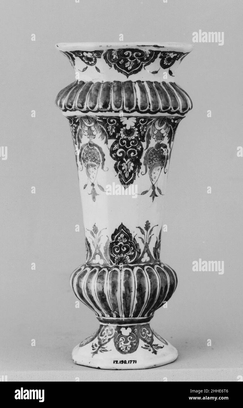Vase ca.1705–20 la faïence française, Rouen Faience, ou faïence émaillée et émaillée, est apparue pour la première fois en France au XVIe siècle, atteignant un large usage parmi les patrons d'élite au XVIIe et au début du XVIIIe siècles, avant l'établissement d'usines de porcelaine à pâte molle.Bien que caractérisé comme plus provincial dans le style que la porcelaine, la foi française a été utilisée à la cour de Louis XIV dans le cadre de repas et d'expositions élaborés, avec des navires à grande échelle incorporés dans les conceptions de jardin baroque de Versailles.Des exemples antérieurs de foi française témoignent de la forte infl Banque D'Images