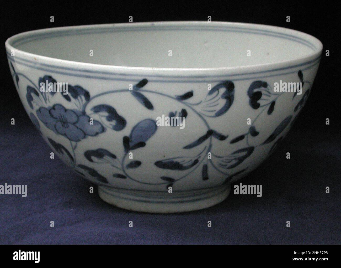 Bol 1700–1720 Japonais, pour le marché européen le don de la Collection Hans Syz en 1995 a doté le Musée de près de trois cents exemples de céramiques européennes et asiatiques méticuleusement acquis par le collectionneur né en Suisse Dr. Syz (1894–1991) pour tracer la migration des modèles et des modèles d'est en Ouest.Documentant un processus continu d'influence et d'adaptation, ces pièces fournissent un examen discriminant des nuances de changement stylistique résultant de trois siècles de commerce.Bol 208246 Banque D'Images