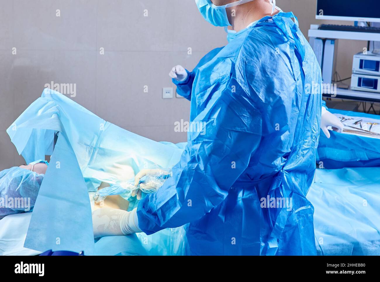 L'équipe médicale des chirurgiens à l'hôpital faire un minimum d'interventions chirurgicales invasives. Salle d'opération de chirurgie avec un bistouri électrique pour l'équipement cardiovas Banque D'Images