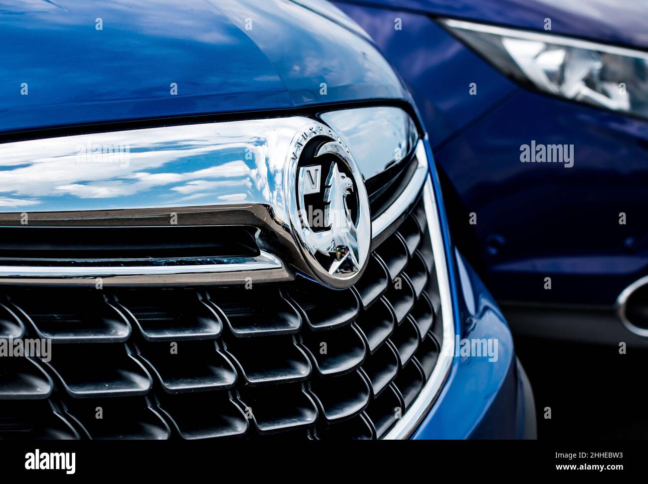 Un badge Vauxhall chromé sur le gril d'une voiture Vauxhall bleue. Banque D'Images