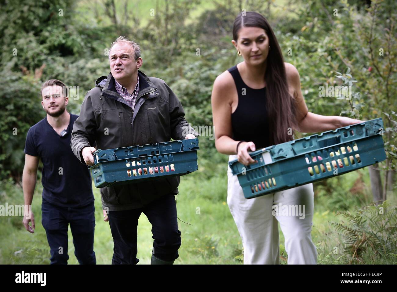 Ed Davey, chef des libéraux démocrates, visite une compagnie de jus de pomme Welsh Farmhouse jus de pomme à Crickhowell, Powys South Wales, le 11th de se Banque D'Images