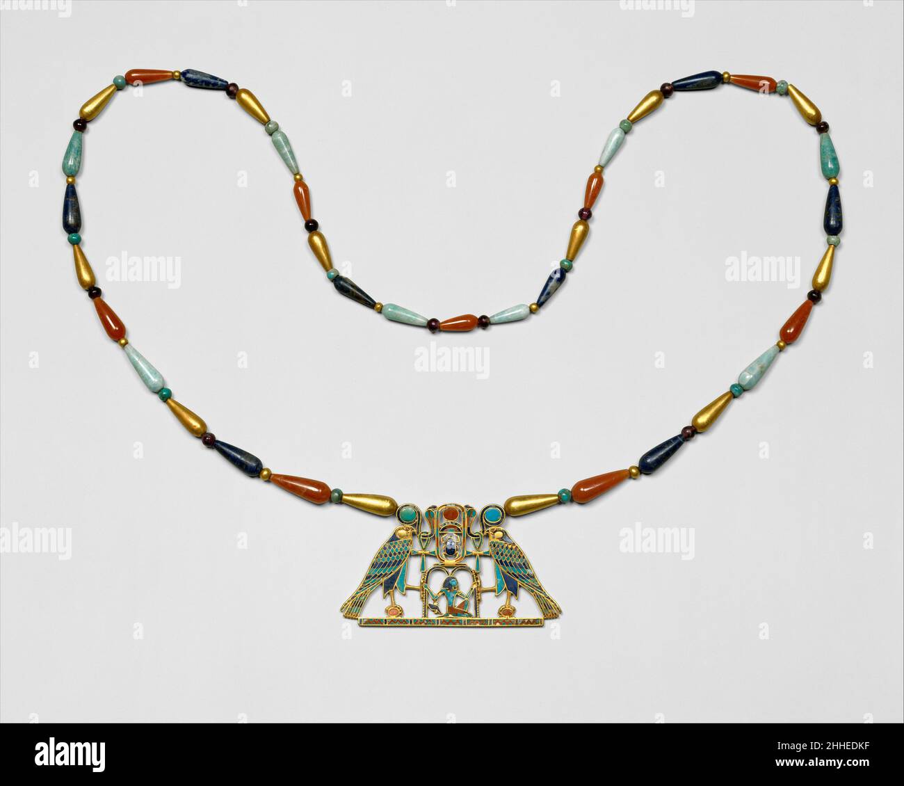 Pectoral et collier de Sithathoryunet avec le nom de Senwosret II ca.1887–1878 C.-B. Royaume du milieu ce pectoral est composé autour du nom du trône du roi Senwosret IIIl a été trouvé parmi les bijoux de la princesse Sithathoryunet dans une niche spéciale de son tombeau souterrain à côté de la pyramide de Senwosret II à Lahun.Les signes hiéroglyphiques composent le dessin, et le tout peut être lu: «le dieu du soleil levant accorde la vie et la domination sur tout ce que le soleil entoure pour un million cent mille ans [c.-à-d., l'éternité] au roi Khakheperre [Senwosret II].ce cloisonné pectoral est inposé Banque D'Images