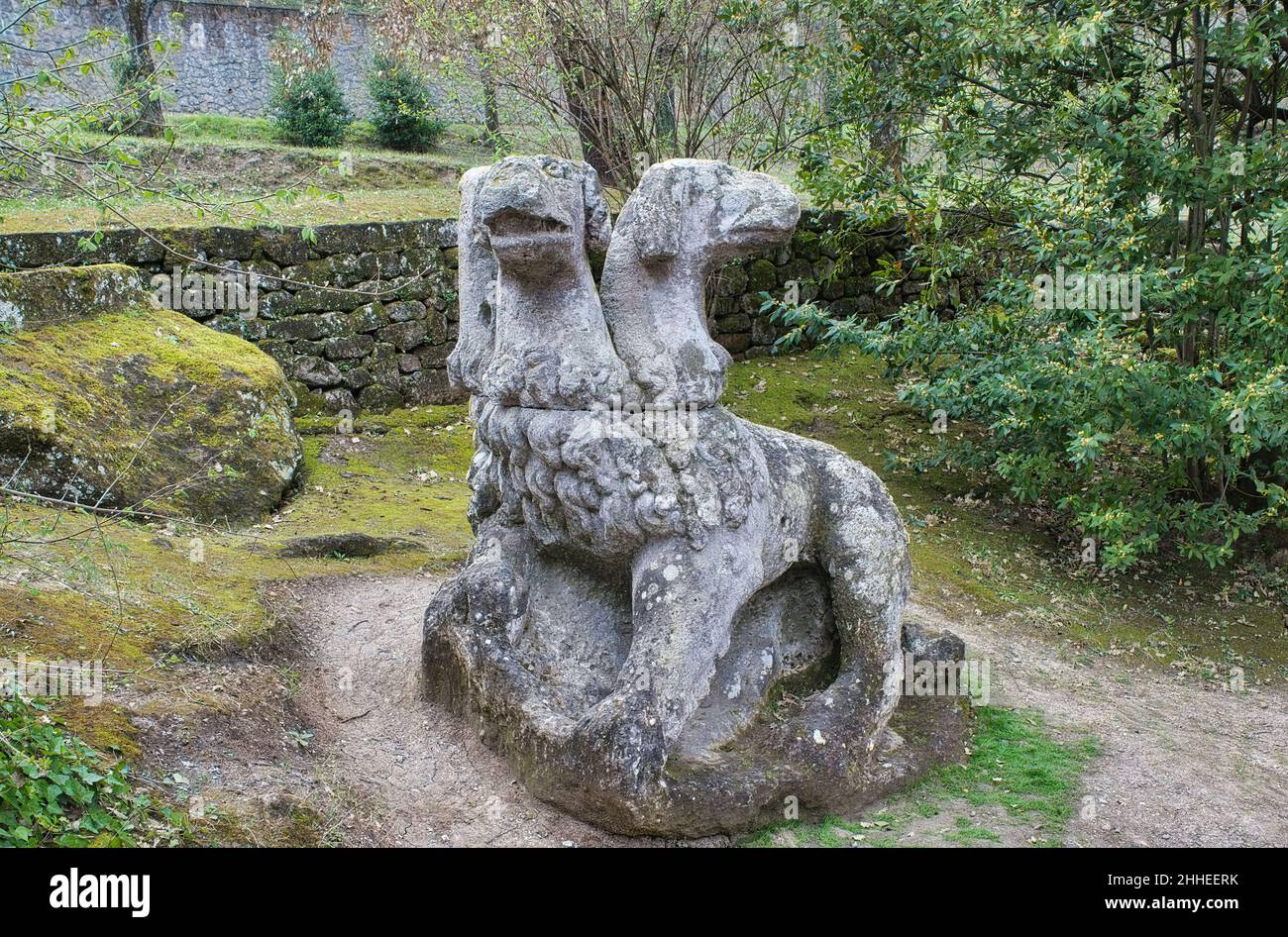 Cerberus, le chien à trois têtes qui garde les Underworld dans le parc monstre de Bomarzo Banque D'Images