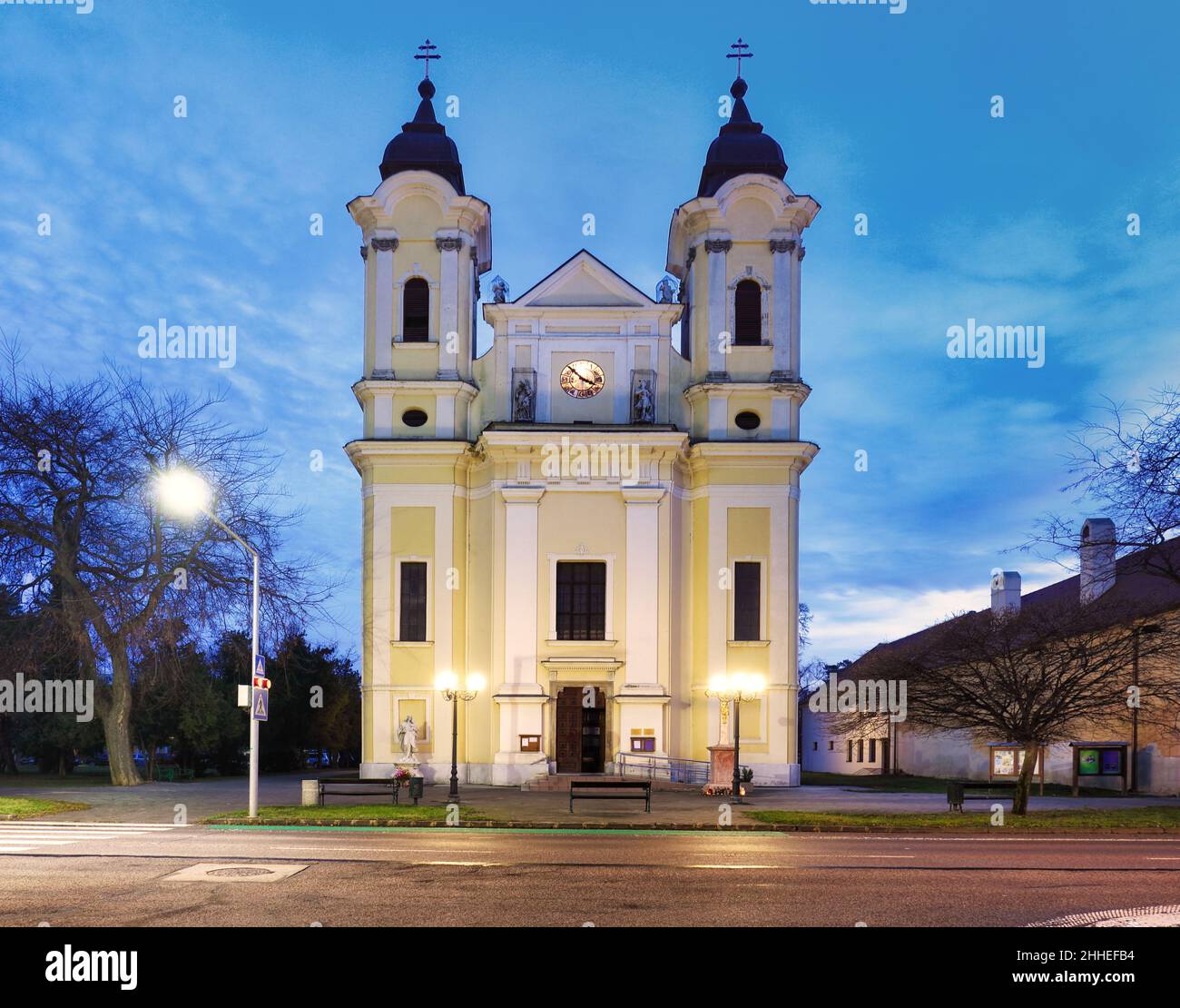 Slovaquie - ville de Galanta avec église et place la nuit Banque D'Images