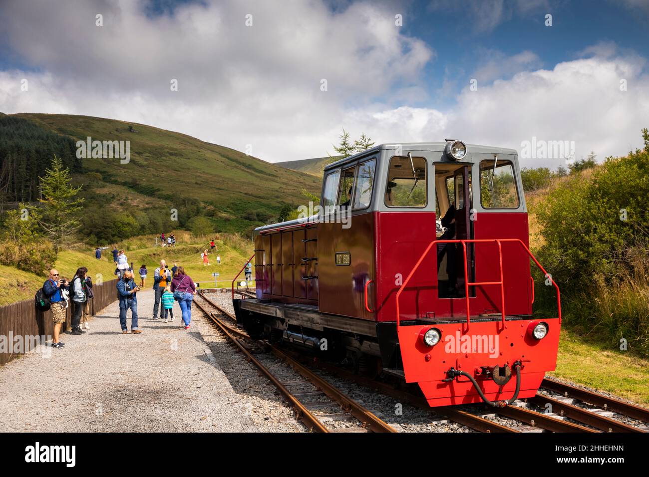 Royaume-Uni, pays de Galles, Merthyr Tydfil, Brecon Mountain Railway, passagers sur plate-forme à Torpantau, dans le parc national de Brecon Beacons Banque D'Images