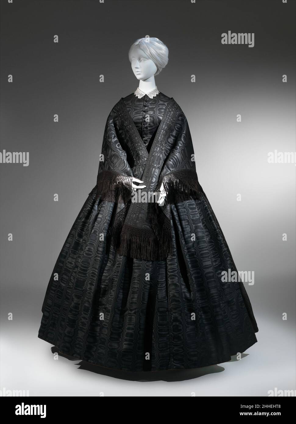 Ensemble de deuil 1857–60 tissus, garnitures et accessoires américains  vêtements de deuil distingués de tenue noire purement à la mode.Les  premiers stades de la robe de deuil, généralement composée de noirs mats