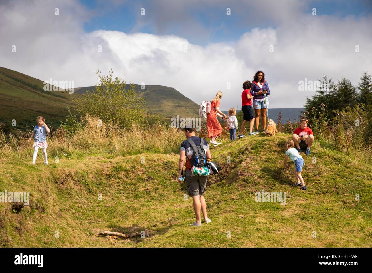 Royaume-Uni, pays de Galles, Merthyr Tydfil, Torpantau, familles se détendant dans le parc national de Brecon Beacons, au terminus du chemin de fer de montagne de Brecon Banque D'Images