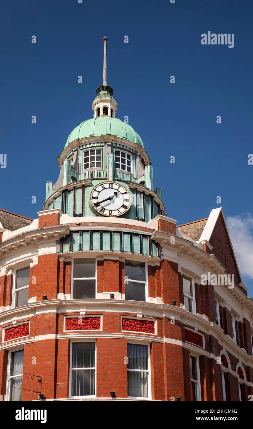 Royaume-Uni, pays de Galles, Merthyr Tydfil, High Street, tour d'horloge en dôme d'un bâtiment de boutiques incurvé Banque D'Images