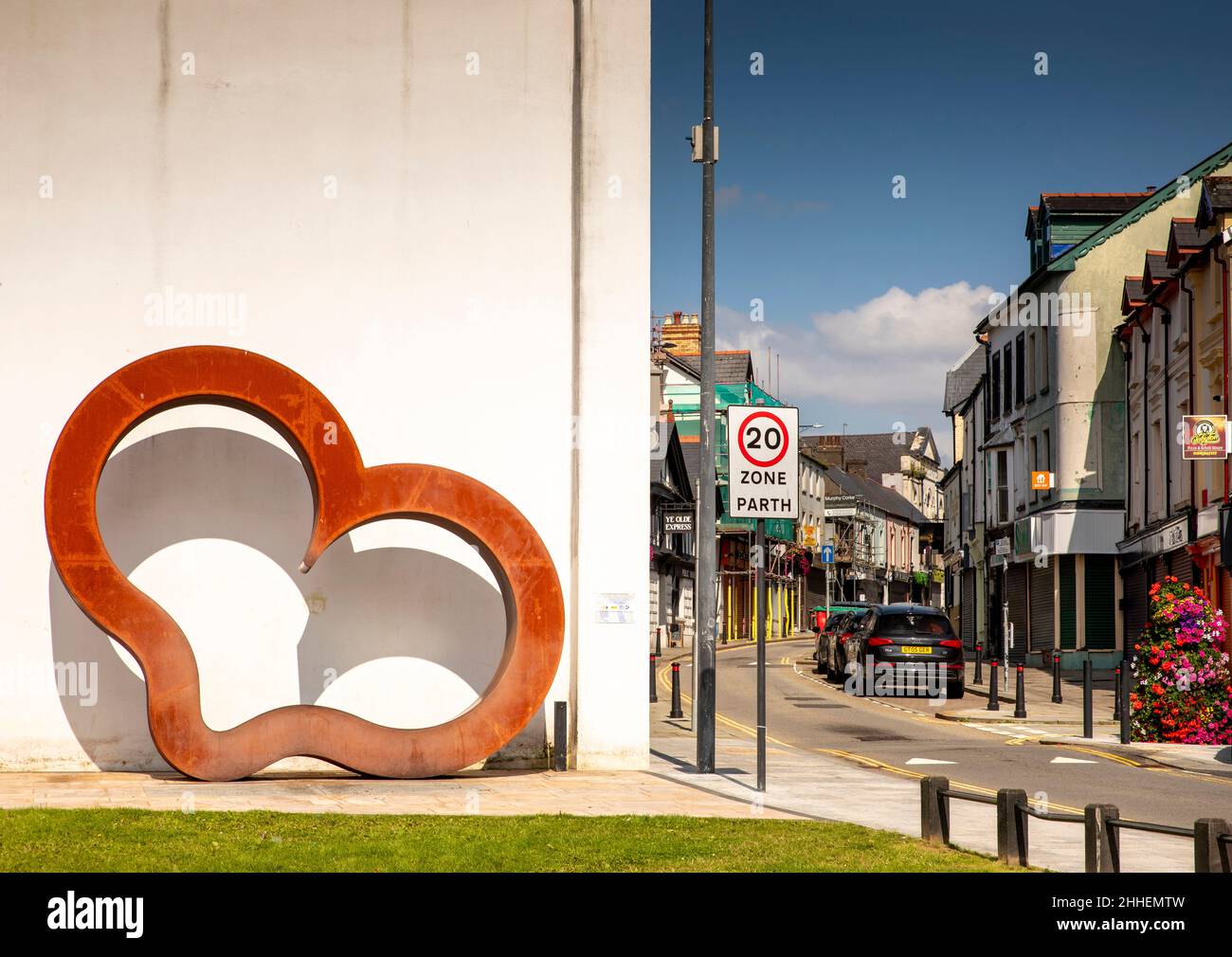 Royaume-Uni, pays de Galles, Merthyr Tydfil, High Street, Penderyn Square,4M sculpture de grand coeur en fer par l'artiste David Appleyard Banque D'Images