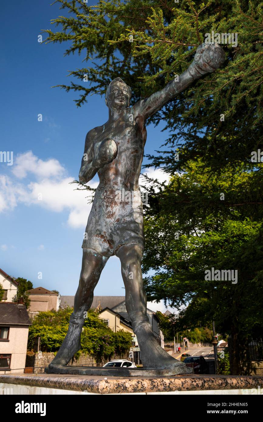 Royaume-Uni, pays de Galles, Merthyr Tydfil, High Street, Bethesda Gardens,Statue commémorant le boxeur et l'ancien mineur Eddie Thomas Banque D'Images