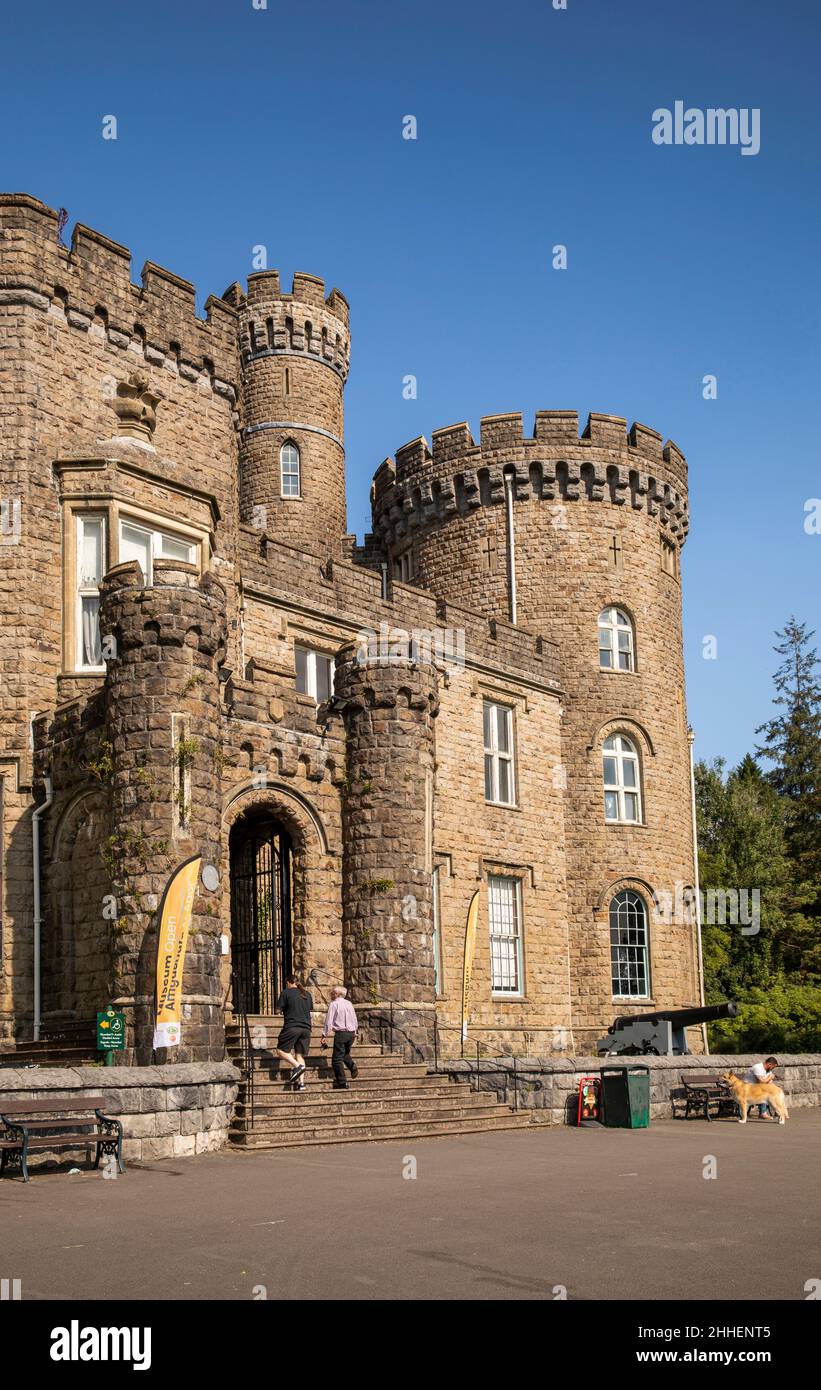Royaume-Uni, pays de Galles, Merthyr Tydfil, Cyfartha Castle Park, visiteurs à l'entrée du château Banque D'Images