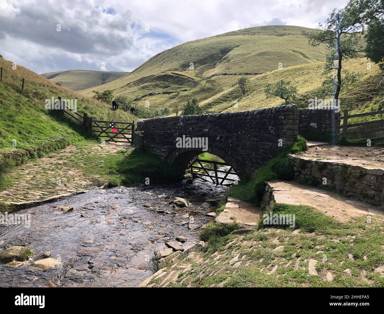Pont de pierre au-dessus de Stream dans Peak District Valley Banque D'Images