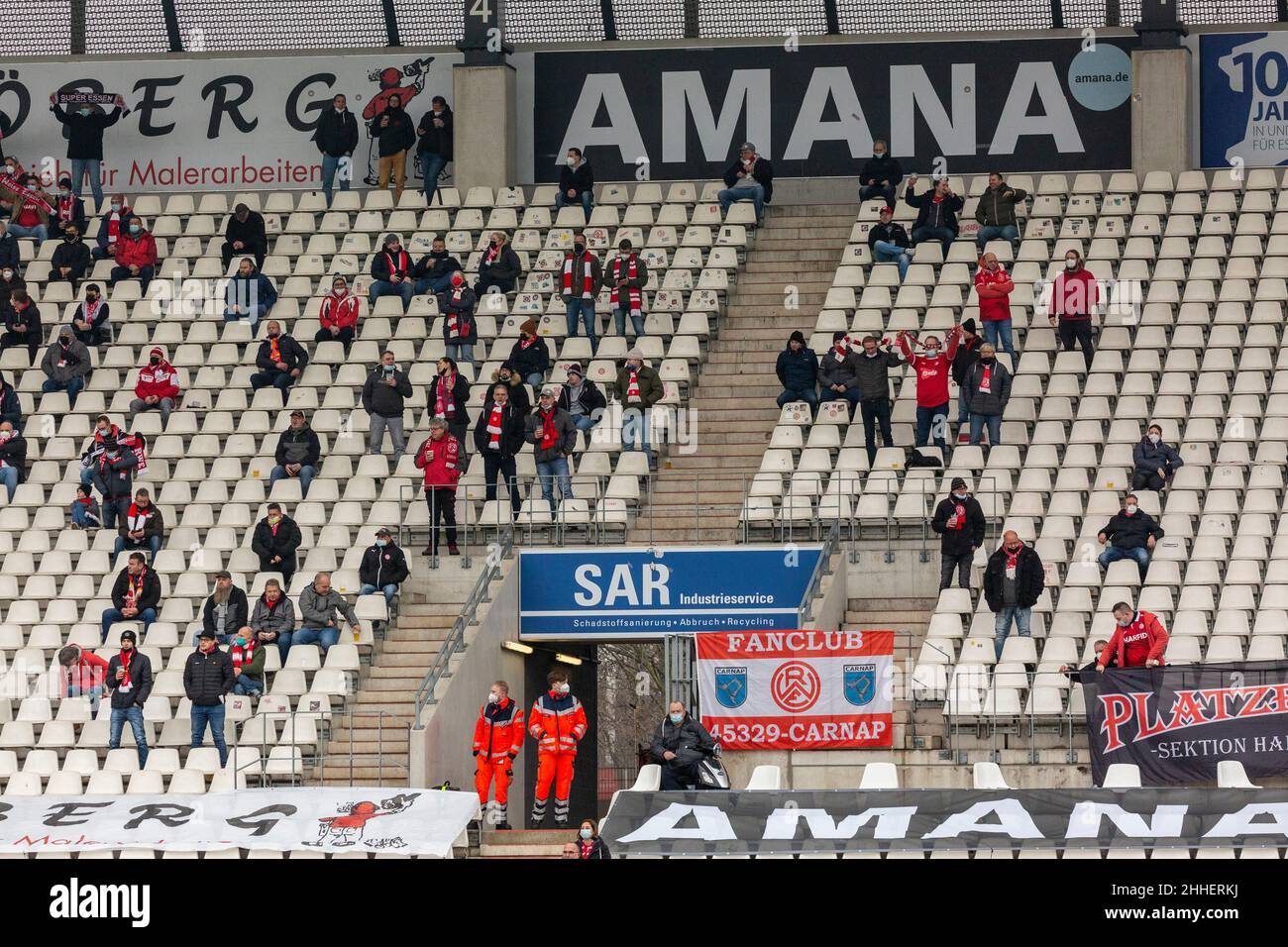 Sports, football, Regional League West, 2021/2022, Rot Weiss Essen vs Wuppertaler SV 2-1, Stadium Essen, Hafenstrasse, quelques fans de football sur le stand, lutte contre la pandemia Covid-19, limitation des visiteurs dans les stades de football Banque D'Images