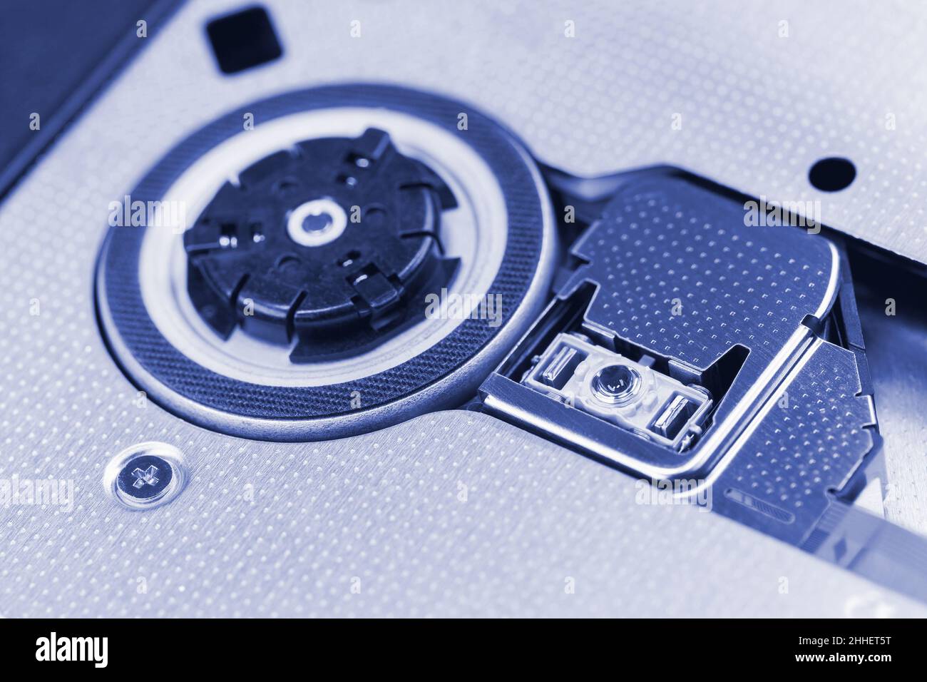 Structure interne d'un lecteur de disque optique.Axe du moteur et tête laser.Photographie macro teintée en bleu Banque D'Images