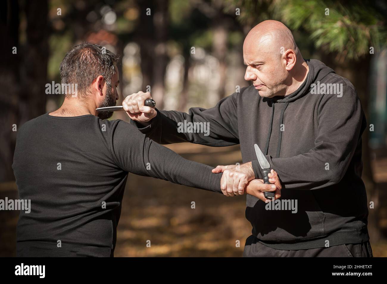 Combat entre les couteaux et les couteaux.Les instructeurs de Kapap démontrent la méthode de formation à la somada.Démonstration de la technique d'entraînement au désarmement des armes Banque D'Images