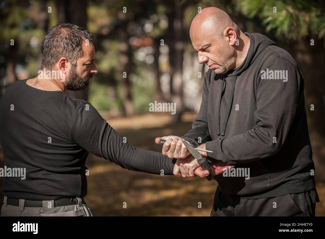 Combat entre les couteaux et les couteaux.Les instructeurs de Kapap démontrent la méthode de formation à la somada.Démonstration de la technique d'entraînement au désarmement des armes Banque D'Images