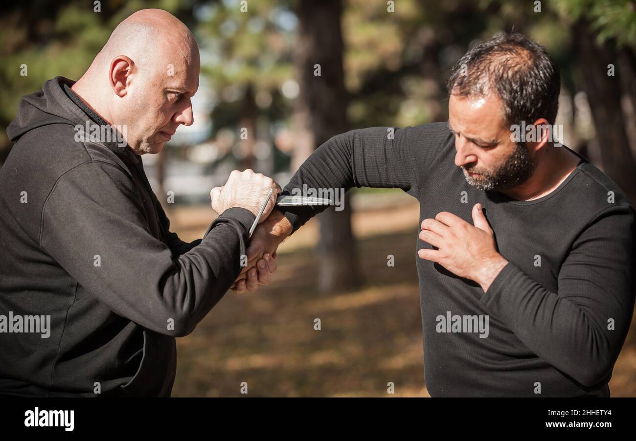 Combat entre les couteaux et les couteaux.Les instructeurs de Kapap démontrent la méthode de formation à la somada.Démonstration de la technique d'entraînement au désarmement des armes Banque D'Images