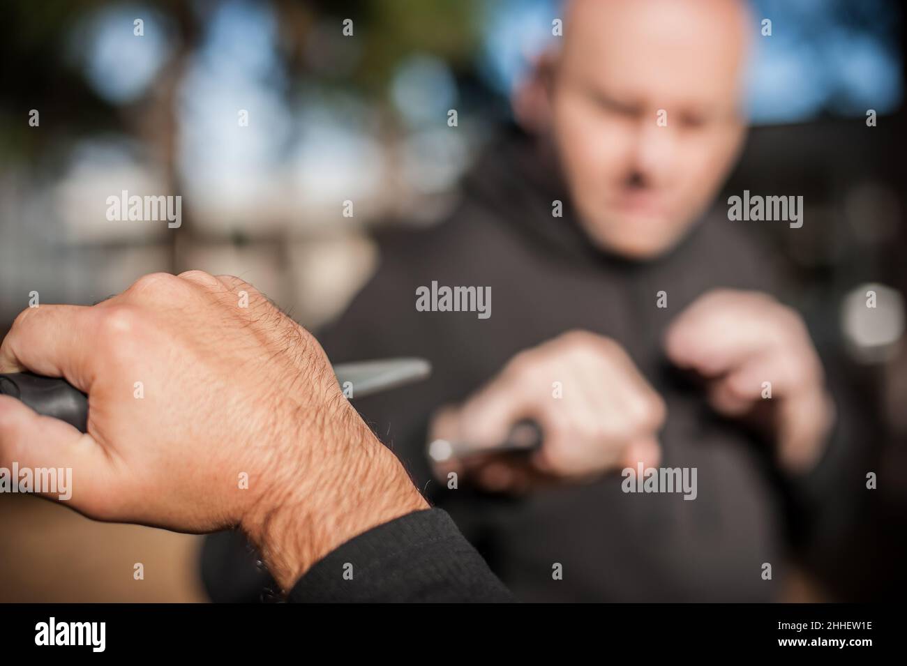 Combat entre les couteaux et les couteaux.Les instructeurs de Kapap démontrent la méthode de formation à la somada.Démonstration de la technique d'entraînement au désarmement des armes Banque D'Images