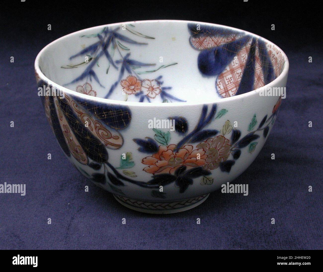 Bol 1720–40 Japonais, pour le marché européen le don de la Collection Hans Syz en 1995 a doté le Musée de près de trois cents exemples de céramiques européennes et asiatiques méticuleusement acquis par le collectionneur né en Suisse Dr. Syz (1894–1991) pour tracer la migration des modèles et des modèles d'est en Ouest.Documentant un processus continu d'influence et d'adaptation, ces pièces fournissent un examen discriminant des nuances de changement stylistique résultant de trois siècles de commerce.Bol 208267 Banque D'Images