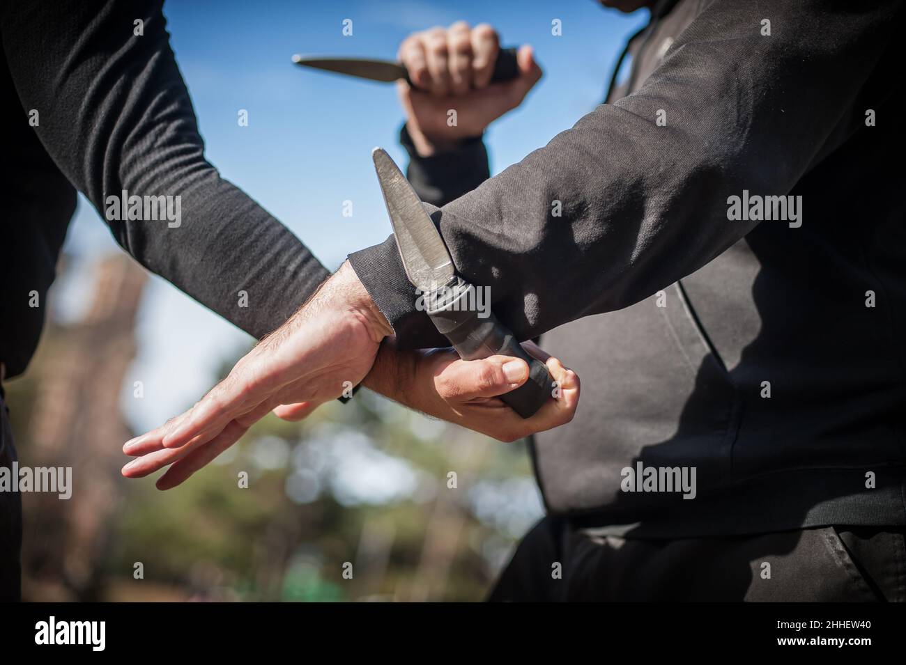 Combat entre les couteaux et les couteaux.Les instructeurs de Kapap démontrent la méthode de formation à la somada.Démonstration de la technique d'entraînement au désarmement des armes Banque D'Images