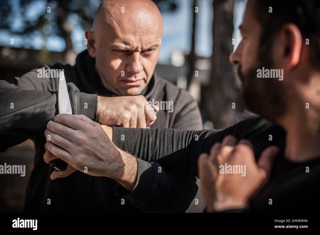 Combat entre les couteaux et les couteaux.Les instructeurs de Kapap démontrent la méthode de formation à la somada.Démonstration de la technique d'entraînement au désarmement des armes Banque D'Images
