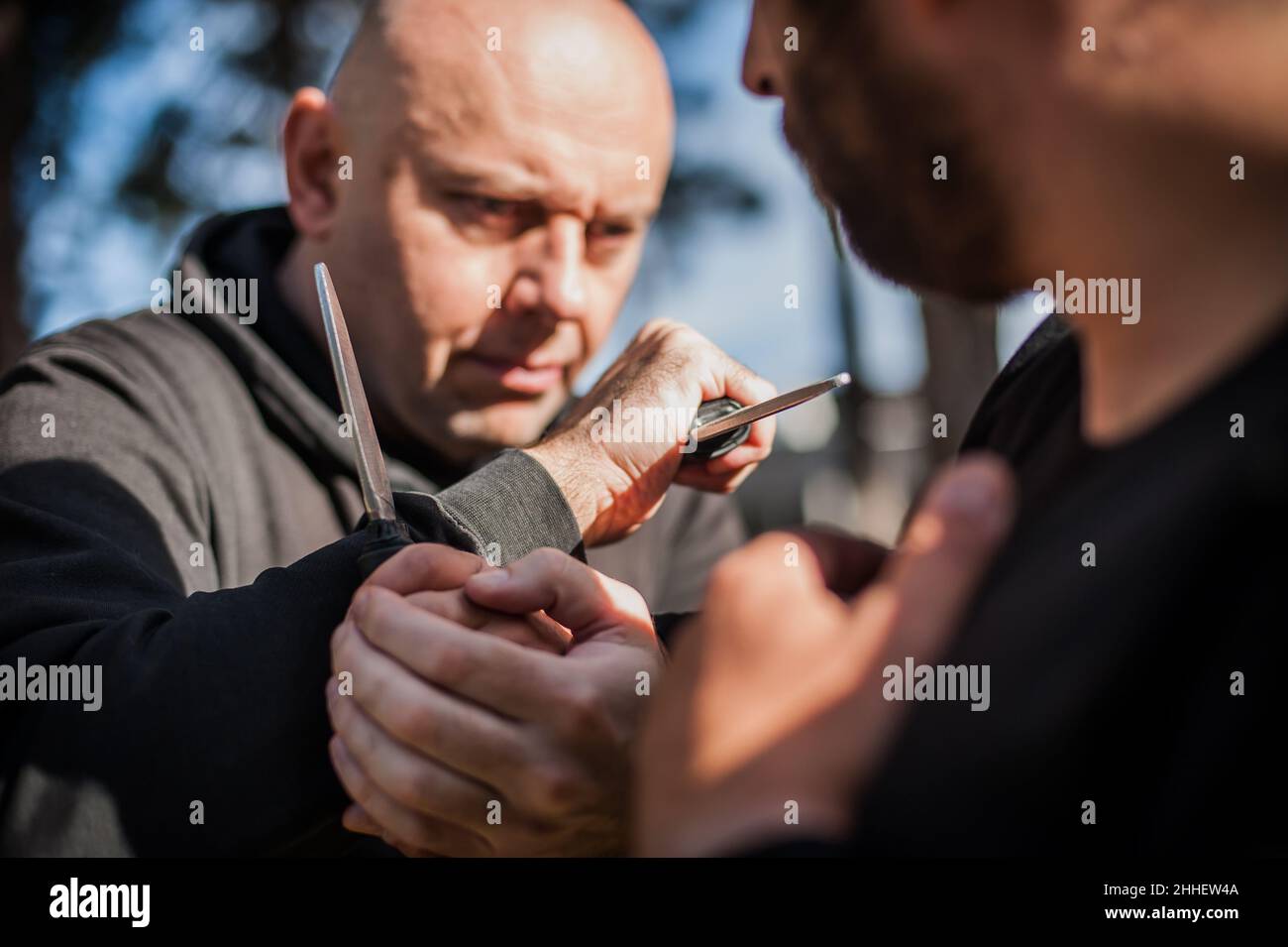 Combat entre les couteaux et les couteaux.Les instructeurs de Kapap démontrent la méthode de formation à la somada.Démonstration de la technique d'entraînement au désarmement des armes Banque D'Images