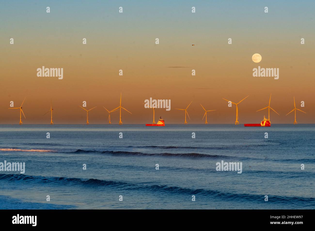 Wolf Moon et coucher de soleil sur Aberdeen Offshore Windfarm, Aberdeen, Écosse, Royaume-Uni Banque D'Images