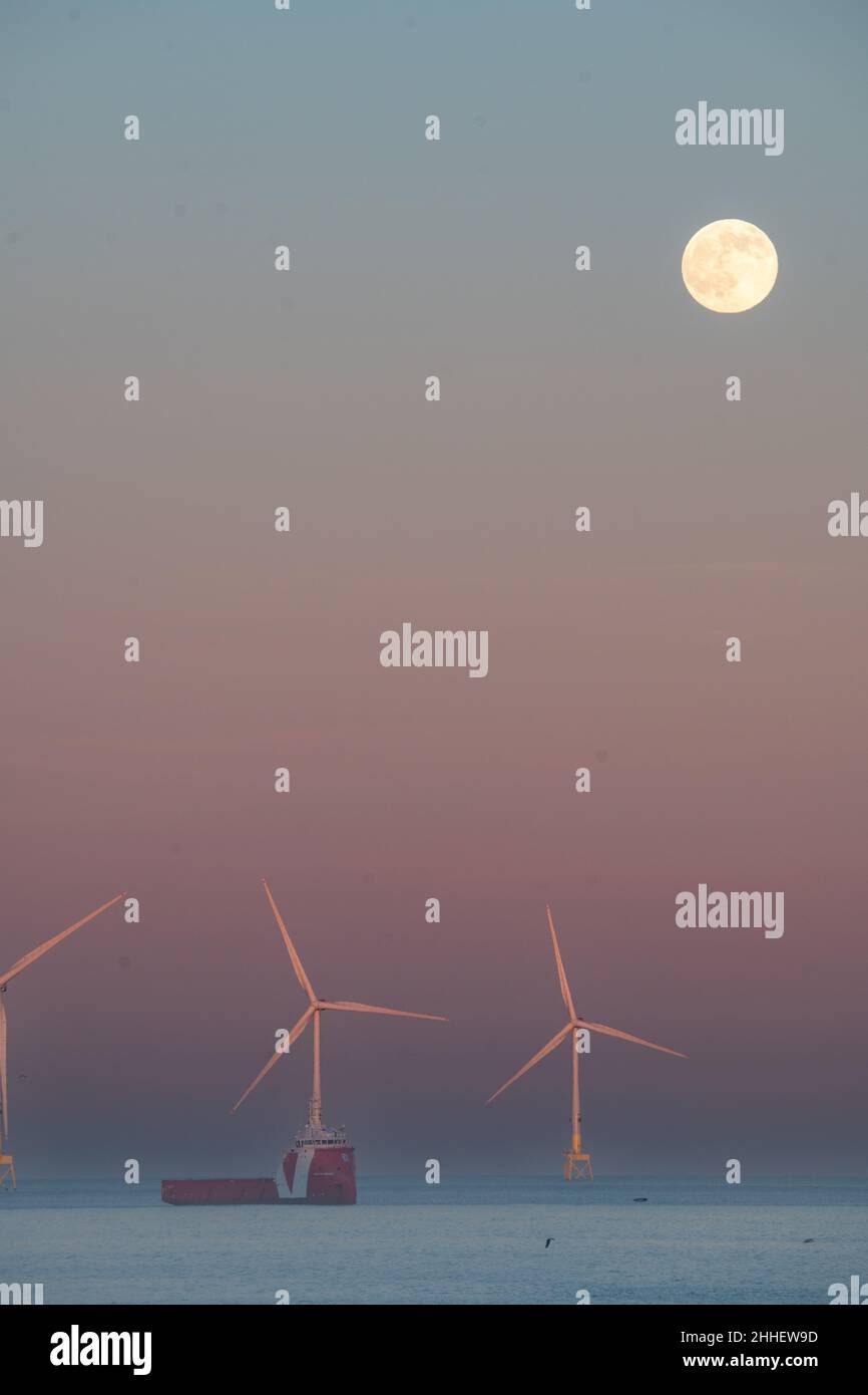 Wolf Moon et coucher de soleil sur Aberdeen Offshore Windfarm, Aberdeen, Écosse, Royaume-Uni Banque D'Images