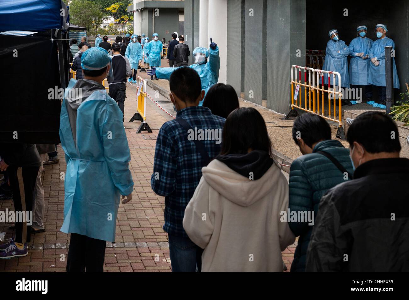 Les résidents sont en file d'attente pour être testés pour le coronavirus Covid-19 à l'extérieur d'un bâtiment placé sous cinq jours d'isolement dans le complexe de logement public de Kwai Chung Estate, avec 2 532 unités, après qu'un grand nombre de résidents ont été testés positifs à Hong Kong.(Photo de Miguel Candela/ SOPA Images/Sipa USA) Banque D'Images