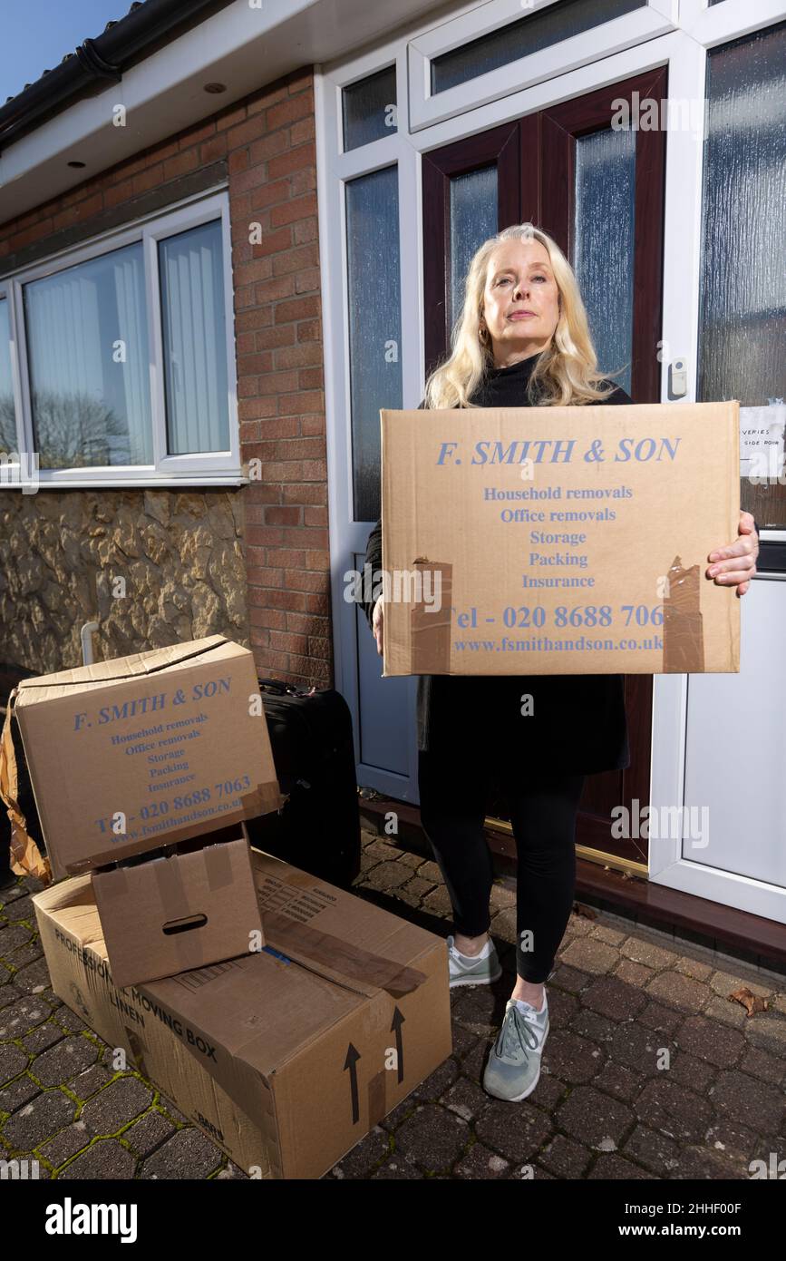 Femme âgée avec quelques-unes de ses affaires avant de déménager à la maison, Angleterre, Royaume-Uni Banque D'Images