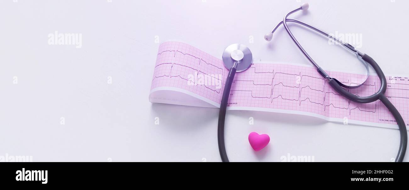 ECG diagramme papier phonendoscope examen médical bannière arrière-plan.Cardiogramme jeune adulte prévenir la maladie, valve mitrale prolapsus click-murmur synd Banque D'Images