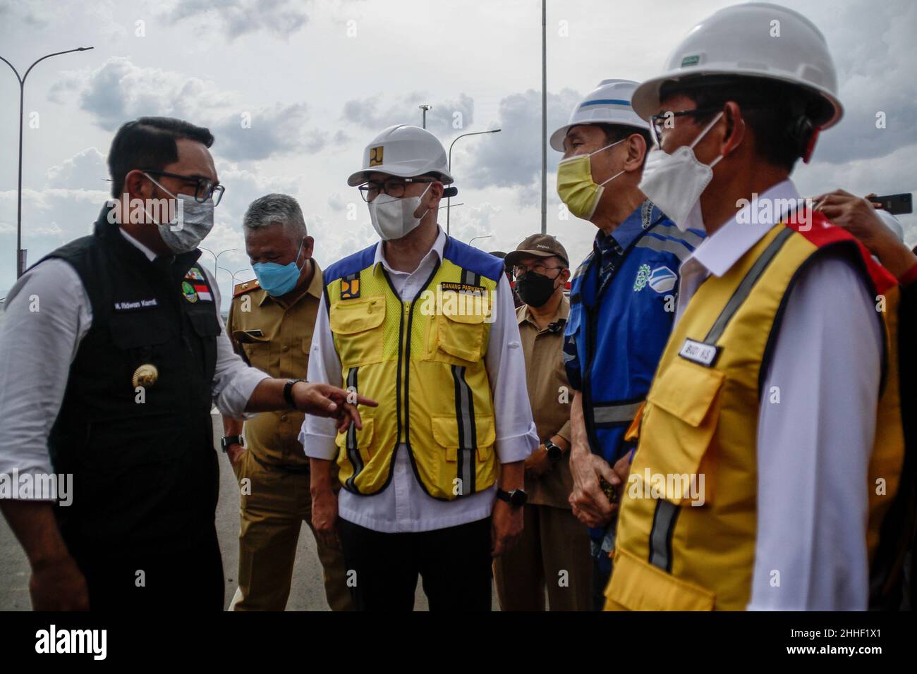 Cileunyi, Indonésie.24th janvier 2022.Gouverneur Java Ouest,Ridwan Kamil (L) vu avant l'inauguration de la route à péage Cileunyi-Sumedang-Dawuan (Cisumdawu) à Cileunyi.le Gouverneur de Java Ouest, en collaboration avec le Ministère de la PUPR, a inauguré la section I de la route à péage Cisumdawu Cileunyi-Pamulihan, qui a une longueur de 11,71 kilomètres et augmente les coûts de péage pour la communauté pendant deux semaines.La route à péage de Cisumdawu, qui a une longueur de 62,01 kilomètres pour accélérer l'accès de Bandung à l'aéroport international West Java à Kertajati, Majalengka.Crédit : SOPA Images Limited/Alamy Live News Banque D'Images