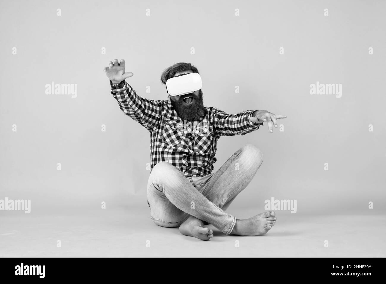 Si réel.Concept technologique futur.Concept de réalité visuelle. Un gars qui obtient de l'expérience en utilisant des lunettes VR-Headset. Un boxeur à barbe utilise la technologie moderne Banque D'Images