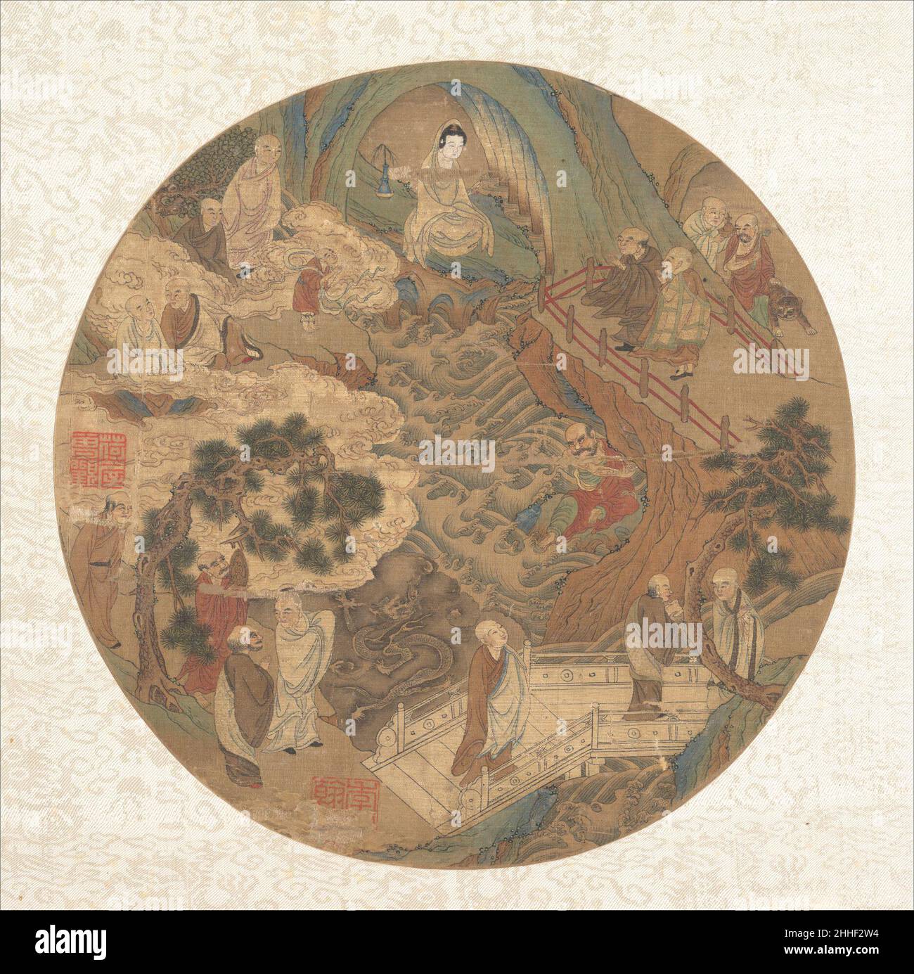 Guanyin et les seize luohans 16th–17th siècle artiste inidentifié les croyances chinoises sur les îles magiques et les grottes enchantées ont été mélangées avec des idées bouddhistes importées de l'Inde pour créer des combinaisons iconographiques comme celle que vous voyez ici.Des nuages mystiques encerclent l'île magique du Mont Putuo alors qu'un dragon s'élève des vagues qui s'écrasant.Le bodhisattva Guanyin, qui s'est engagé à renoncer à l'illumination et à rester dans le monde afin d'aider les êtres souffrant, se trouve dans une grotte au sommet de la montagne.Seize luohans, gardiens sorciers de la loi bouddhiste, lui rendent hommage.Prostrating avant Guanyi Banque D'Images