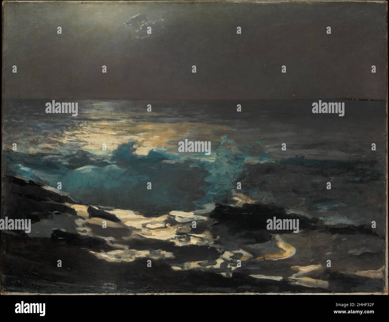 Moonlight, Wood Island Light 1894 Winslow Homer le premier biographe d’American Homer, William Howe Downes, a raconté que l’artiste était assis devant son studio un soir d’été en 1894, lorsqu’il s’exclama : « J’ai une idée ! ».Il a presque couru dans le studio, saisi sa tenue de peinture, est sorti de la maison et a claqué sur les rochers vers le rivage. »Cette image « était le résultat de cette impulsion et de quatre ou cinq heures de travail.Elle a été entièrement peinte à l’intérieur et à la lumière de la lune, et jamais retouchée. »La tache de pigment rouge à l'horizon dénote le phare de Wood Isla Banque D'Images