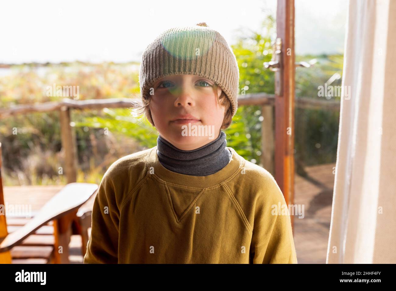 Portrait d'un jeune garçon dans un chapeau de laine sur une terrasse Banque D'Images