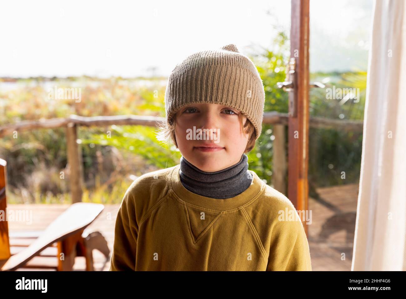 Portrait d'un jeune garçon dans un chapeau de laine sur une terrasse Banque D'Images