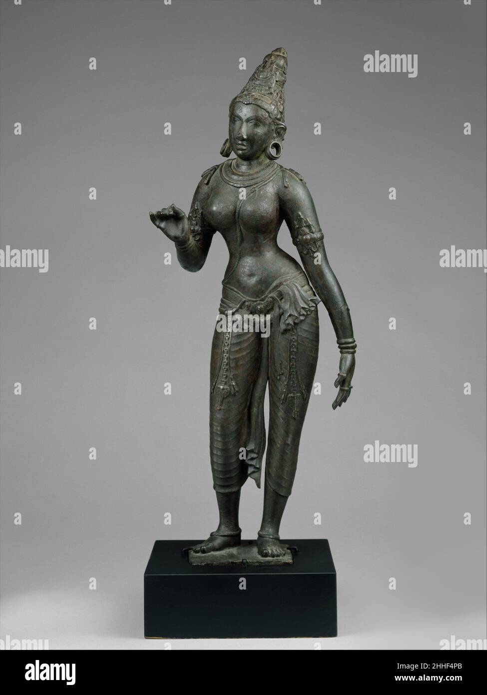 Parvati debout CA. Premier quart du 10th siècle Indien (Tamil Nadu) Parvati est la consort de Shiva et la mère du dieu à tête d'éléphant Ganesha.Cette magnifique statue est l'une des plus belles représentations de Chola de Parvati à l'extérieur de l'Inde.Le génie et la compétence évidente du sculpteur ont produit une image intemporelle de la déesse ainsi qu'une figure féminine de beauté et de grâce surpassant.Sa calèche lyrique et rythmique et les lignes douces mais fermes de son corps suggèrent l'idéal de la femelle divine et éternelle.Écoutez des experts illuminer l'histoire de cette œuvre Écoutez ou faites une pause #7960.S Banque D'Images