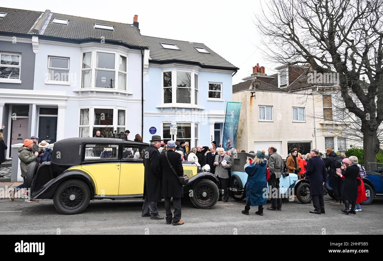 Brighton UK 24th janvier 2022 - Une foule se réunit pour le dévoilement d'une plaque bleue sur Freshfield Road Brighton à Mercedes Gleitze, la première femme britannique à nager dans la Manche en 1927.Vindicating Swim est un drame biographique au sujet de la nageuse Mercedes Gleitze, qui est née à Brighton en 1900: Credit Simon Dack / Alamy Live News Banque D'Images