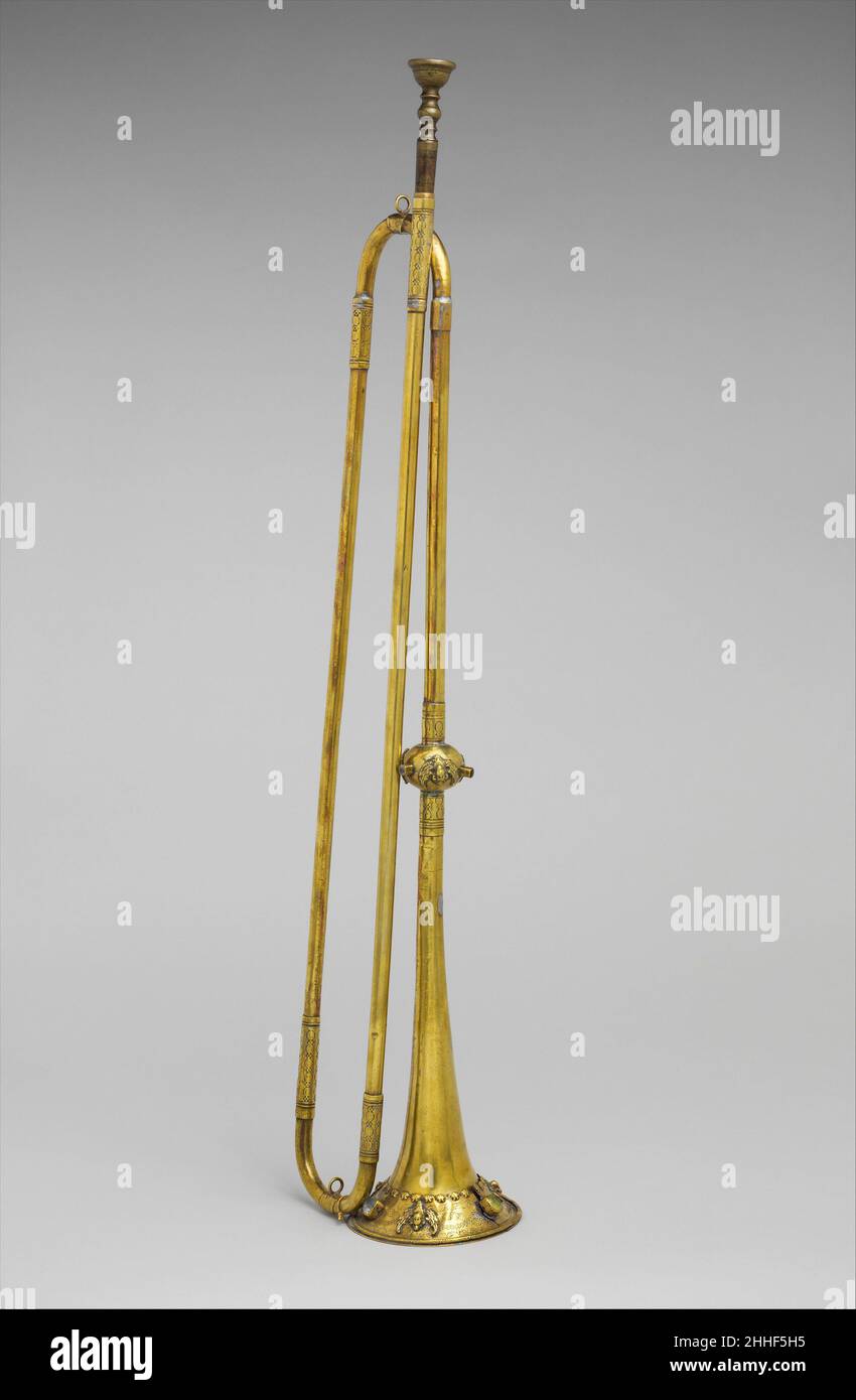 Trompette naturelle en D 1790 Andreas Naeplaesnigg Allemagne l'instrument suit la tradition de Nuremberg de fabrication de trompette avec sa structure et la décoration de fonte de cuivre putti des anges, des ferrules et des guirlandes gaufrées et gravées, des pierres de verre, et cetera vers la fin du XVIIIe siècle,Nuremberg a perdu sa signification antérieure et la fabrication de trompettes s'est déplacée vers d'autres endroits.Initialement en C, le tube a été raccourci à un pas plus élevé au XIXe siècle.Trompette naturelle en D 501675 Banque D'Images