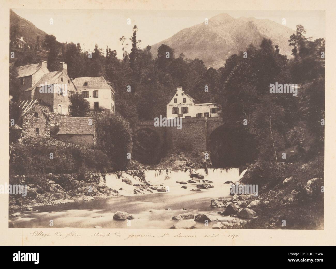 Village de Gèdres, route de Gavarnie 1853 Joseph Vigier Français à l'été 1853, le vicomte Vigier a passé deux mois à photographier dans les Pyrénées.Il avait appris le processus de papier ciré de Gustave le Gray mais préférait la technique originale de Talbot pour ses forts contrastes de lumière et d'obscurité.Quand Vigier a exposé ses vues à Londres et Paris en L854, ils ont été très acclamé.Ces premières photos des Pyrénées ont fait appel au goût anglais pour le sublime et au tempérament romantique français.Village de Gèdres, route de Gavarnie 289463 Banque D'Images