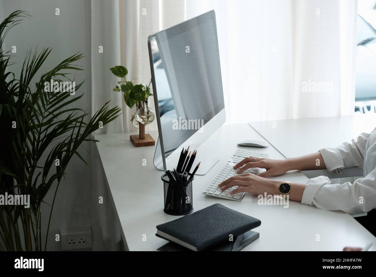Gros plan sur les mains d'une femme qui tapent sur le clavier de l'ordinateur à l'intérieur.Homme d'affaires travaillant au bureau ou étudiant parcourant les informations Banque D'Images