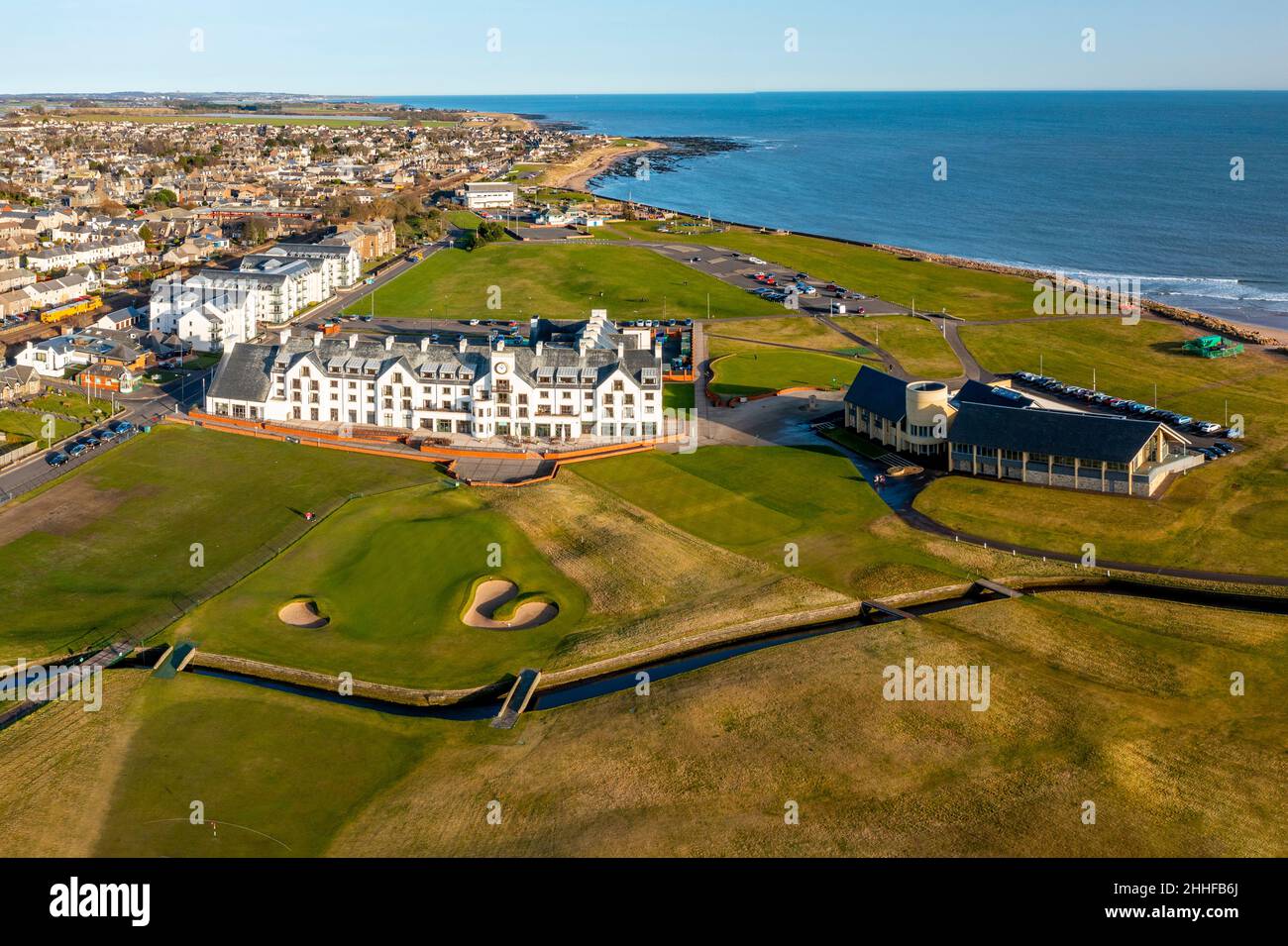 Vue aérienne depuis drone de Carnoustie Golf Links clubhouse et hôtel à Carnoustie, Angus, Écosse, Royaume-Uni Banque D'Images