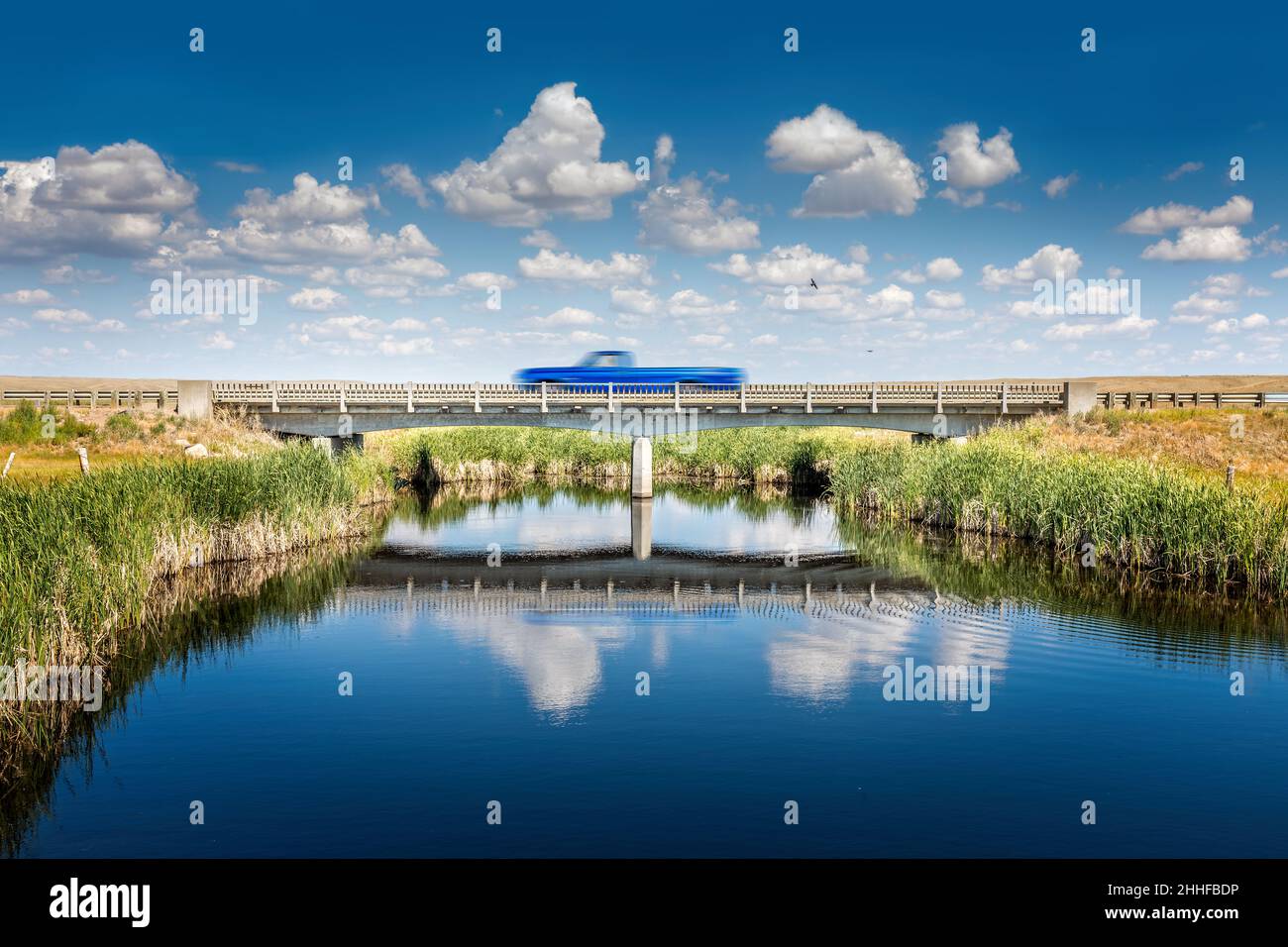 Petit pont sur l'autoroute dans le Montana, une voiture passant par Banque D'Images