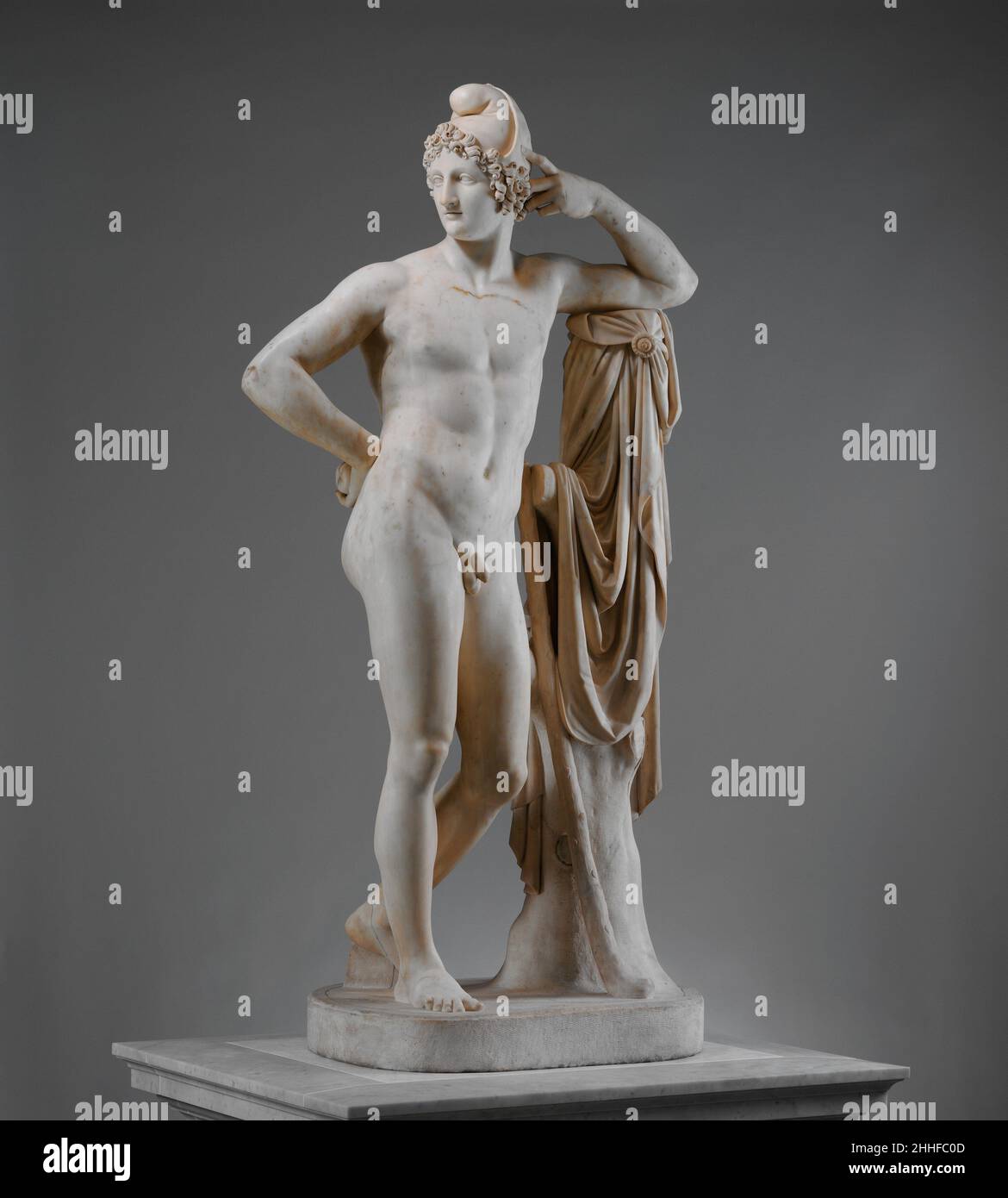 Paris ca.1822–23, version originale en marbre achevée novembre 1812 atelier d'Antonio Canova Italien l'une des plus célèbres compositions du grand sculpteur néoclassique Canova représente Paris en jugeant laquelle des trois déesses, Juno, Minerva, ou Vénus, était la plus belle.De son côté, Paris porte la cape de Phrygian caractéristique de la région de la Turquie actuelle, où il vivait.Sa posture calme et son regard serein ne donnent aucune idée des séquelles du moment ; une fois qu'il a donné la pomme dorée tenue derrière son dos sur Vénus et qu'il a reçu son pot-de-vin d'Helen, épouse de Menela Banque D'Images