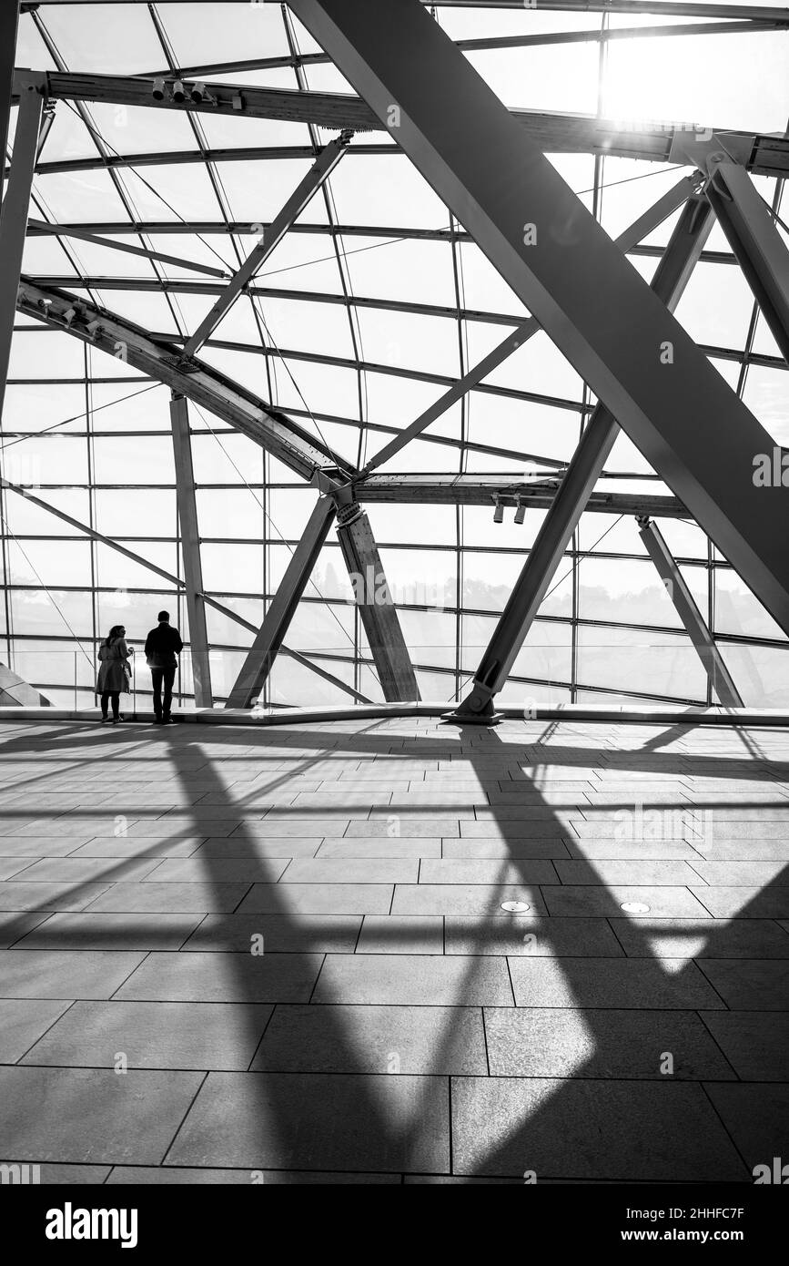 Photographie en noir et blanc - poutres et ombres - architecture moderne - Paris Banque D'Images