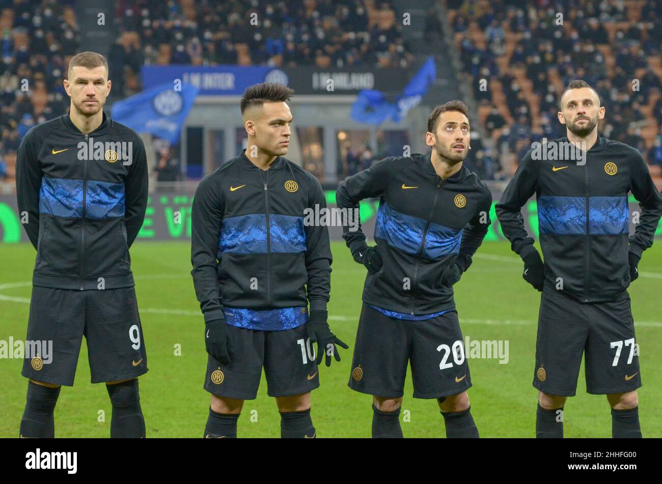 Milan, Italie.22nd, janvier 2022.Edin Dzeko (9), Lautaro Martinez (10), Hakan Calhanoglu (20) et Marcelo Brozovic (77) d'Inter vu dans la Serie Un match entre Inter et Venezia à Giuseppe Meazza à Milan.(Crédit photo: Gonzales photo - Tommaso Fimiano). Banque D'Images