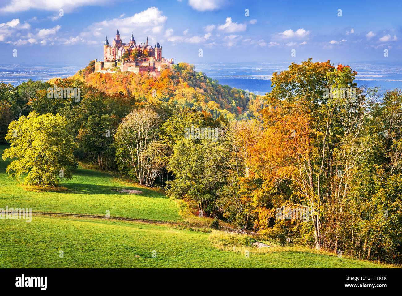 Château de Burg Hohenzollern en Allemagne.Automne beau paysage Zollernalbkreis district dans le Bade-Wurtemberg.Alpes souabes. Point de repère. Banque D'Images