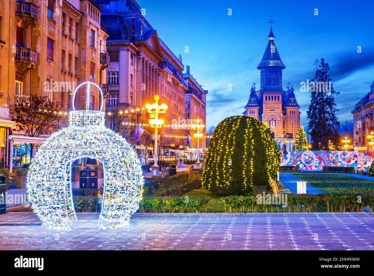 Timisoara, Roumanie.Vue sur un marché de Noël sur la place de la victoire.Scène de nuit, décorations de Noël. Banque D'Images