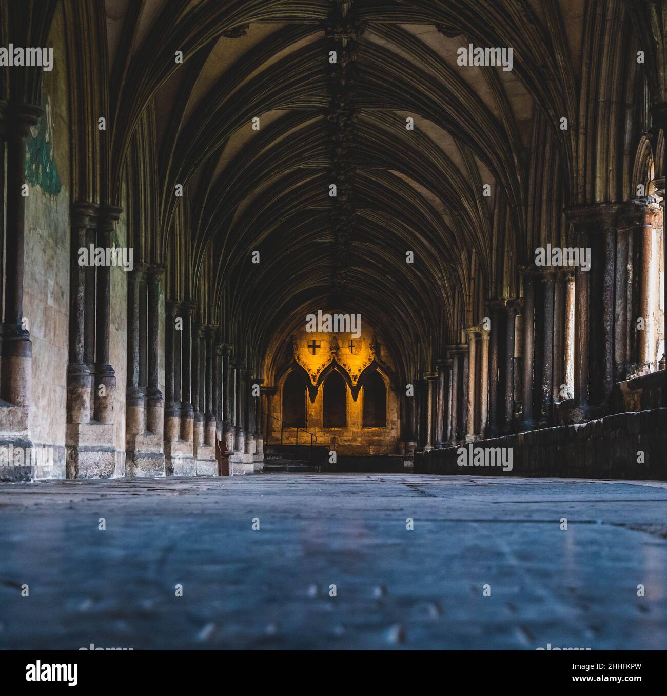 Photo à angle bas du sol en pierre brillante des cloîtres à la cathédrale de Norwich en Angleterre. Banque D'Images